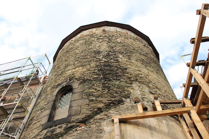Der Bergfried – das wohl eindrucksvollste Bauteil einer Burg – wurde immer wieder umgebaut und neuen Zwecken angepasst. Während der Sanierung 2014 bot sich die einmalige Sicht auf unterschiedlichste Bauphasen. Auch im Innern des Turmes gibt’s Geschichte pur zu entdecken! © burgspion.de 2014