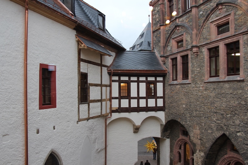 Der Burginnenhof bietet einen wahren Baustilmix. © burgspion.de 2014