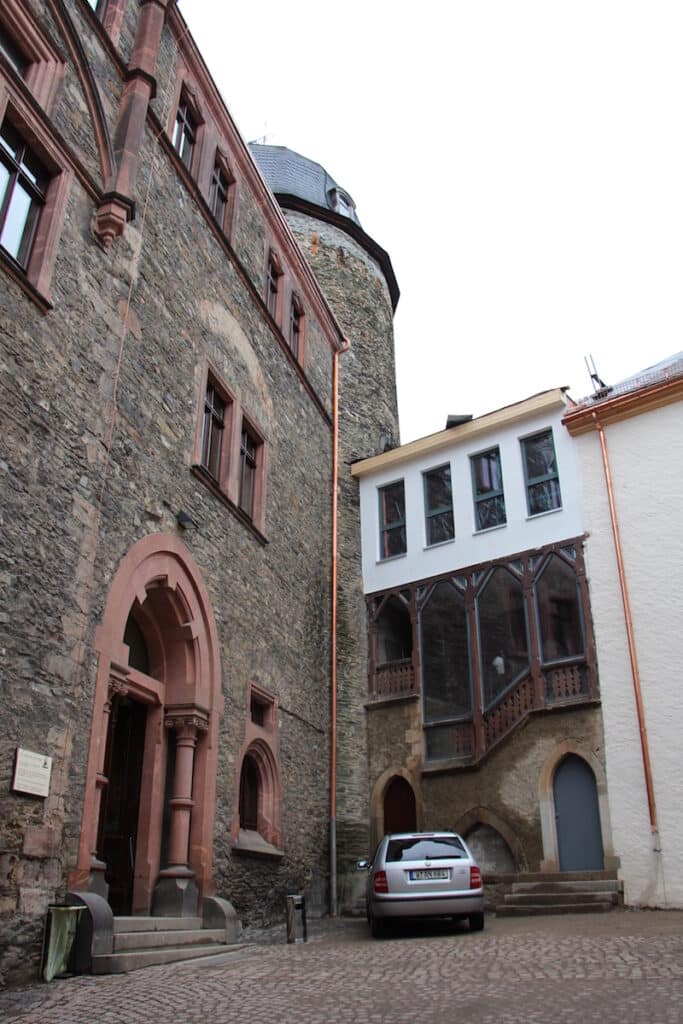 Burginnenhof mit Bergfried – Baustilmix 2. © burgspion.de 2014