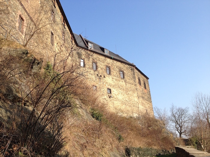 Rundweg um die Burg, hier im Bereich des Zwingers: Um die Ausmaße einer Burganlage tatsächlich wahrzunehmen, empfiehlt es sich, diese zu Fuß zu umrunden. © burgspion.de 2014